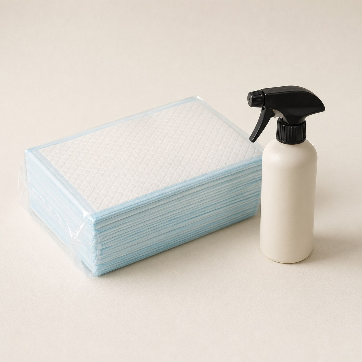 Kit Cantinho Certo com os dois itens juntos: pacote de tapetes higiênicos e frasco spray do educador sanitário