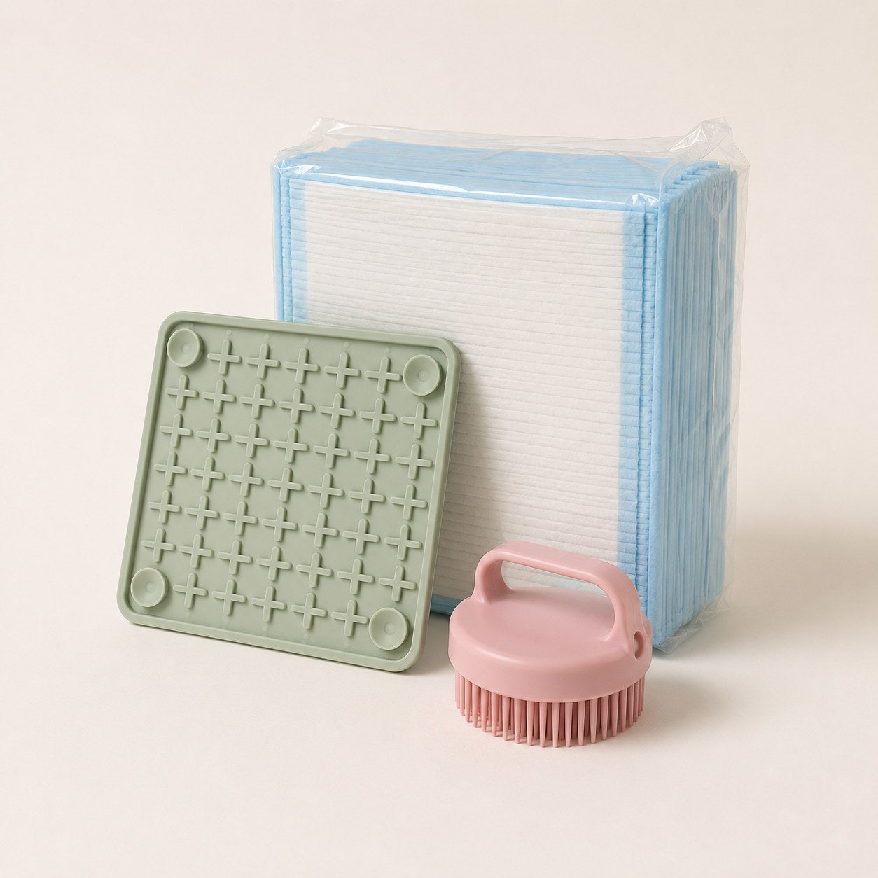 Kit Rotina Completa com os três itens juntos: tapete lambedor verde, tapetes higiênicos e escova de banho rosa