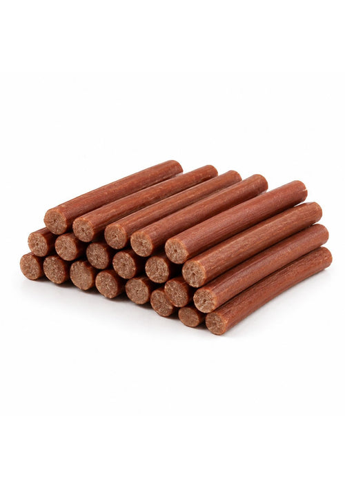 Bifinhos sabor carne em formato de palito empilhados em fundo branco